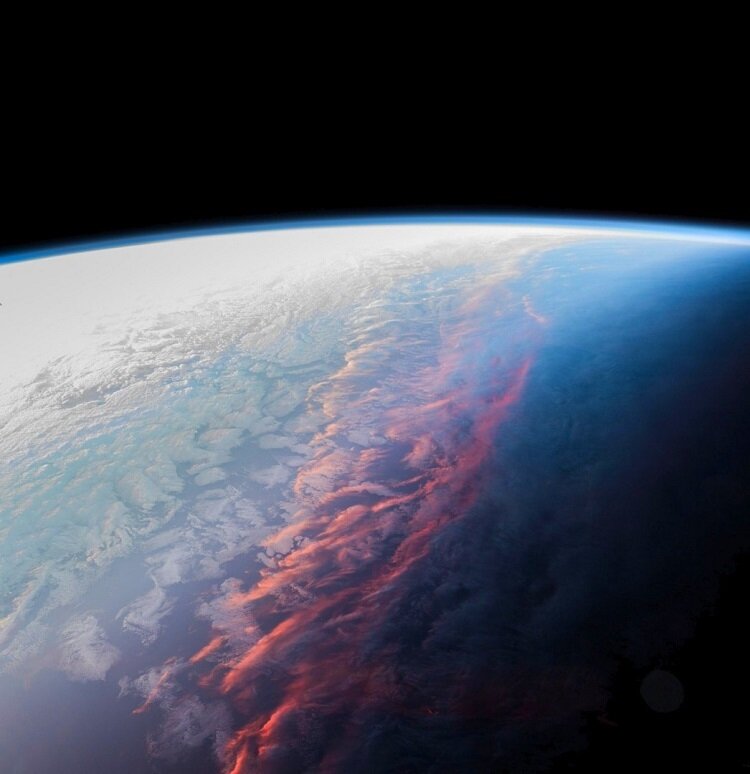 منظره دلنشین غروب آفتاب از فضا | تقسیم زمین به تاریکی و روشنایی