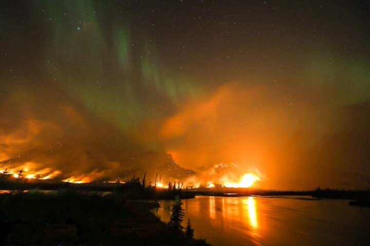 تصویری خیره‌کننده از شفق قطبی بر فراز آتش‌ بزرگ
