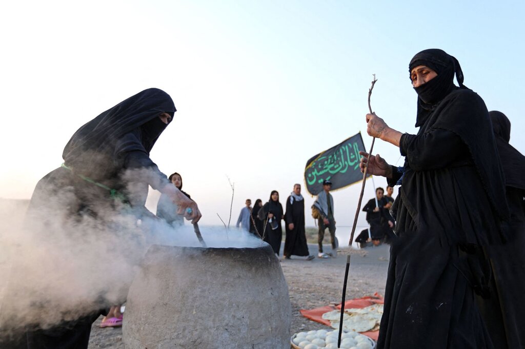 پذیرایی بینراهی زائرین اربعین توسط مردم مؤمن عراق. شهریور ۱۴۰۱