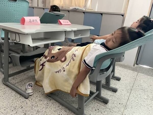 خوابیدن دانش‌آموزان سر کلاس | طرحی جالب که در مدارس‌ چین اجرا می‌شود
