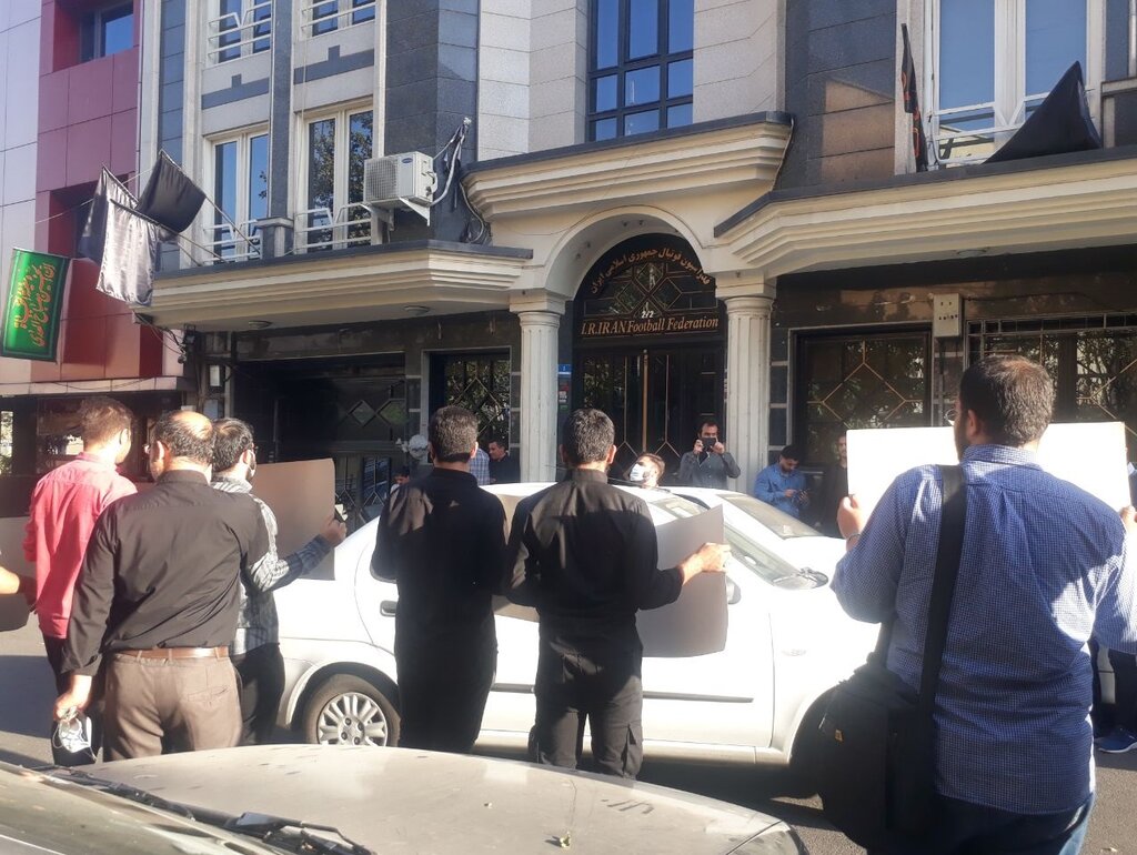 عکس | تجمع مقابل فدراسیون فوتبال علیه تاج | تجمع کنندگان خواستار برکناری رئیس فدراسیون شدند