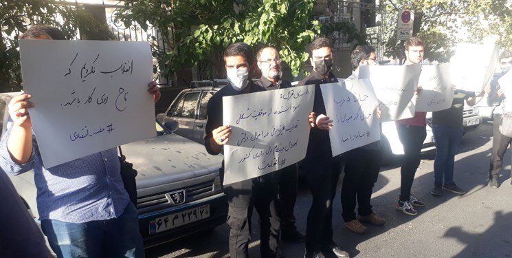 عکس | تجمع مقابل فدراسیون فوتبال علیه تاج | تجمع کنندگان خواستار برکناری رئیس فدراسیون شدند