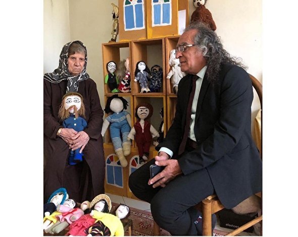 عکس | اولین زن نقاش خودآموخته که اروپاییها برای نمایش آثارش صف کشیدند | می خواستم شعر بگویم ولی سواد نداشتم و نقاشی کردم