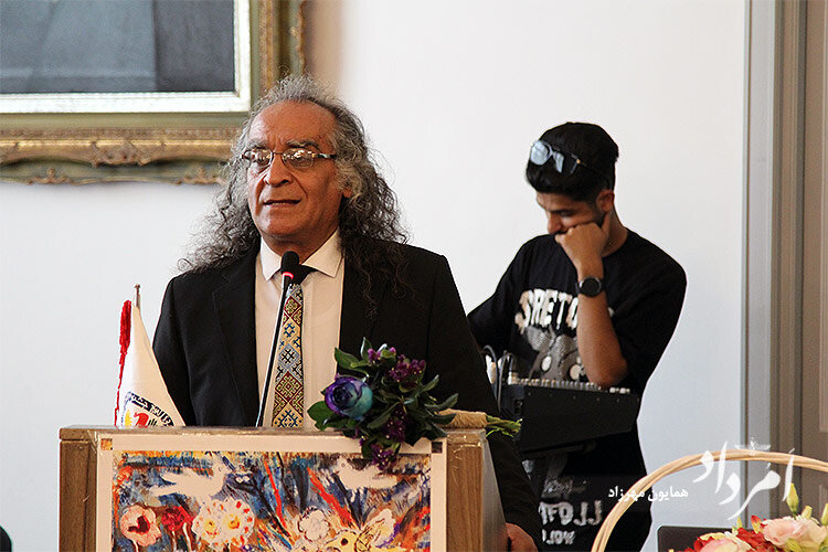 عکس | اولین زن نقاش خودآموخته که اروپاییها برای نمایش آثارش صف کشیدند | می خواستم شعر بگویم ولی سواد نداشتم و نقاشی کردم