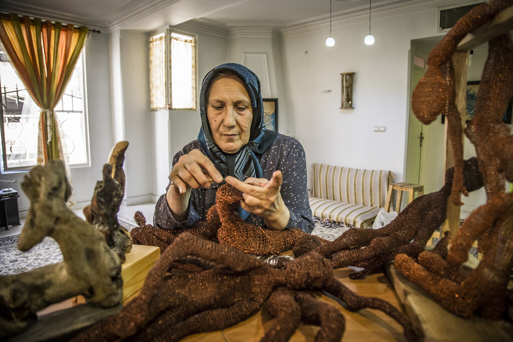 عکس | اولین زن نقاش خودآموخته که اروپاییها برای نمایش آثارش صف کشیدند | می خواستم شعر بگویم ولی سواد نداشتم و نقاشی کردم