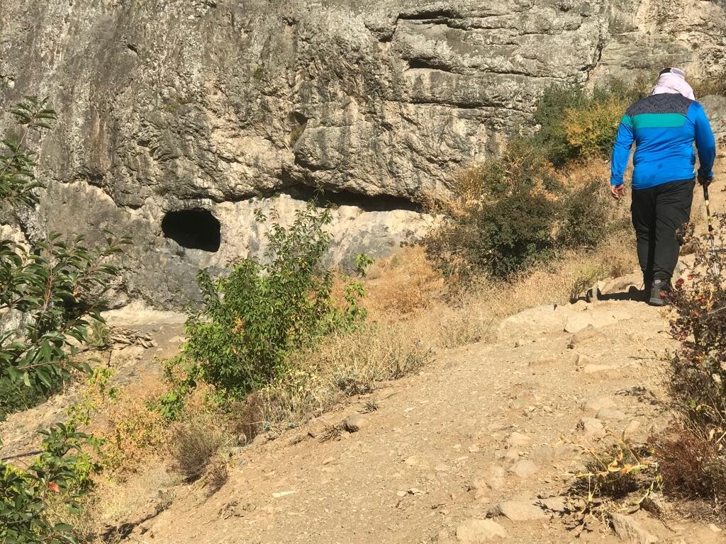 ماجرای عجیب غارهای «بیوکآقا» در کوههای تهران چیست؟ | فرهاد کوهکن قرن ۲۱ را بشناسید