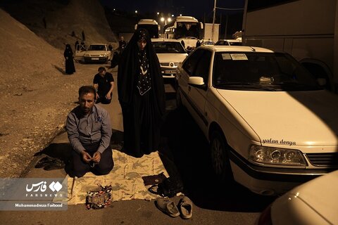استراحت زائران در جاده منتهی به مرز مهران