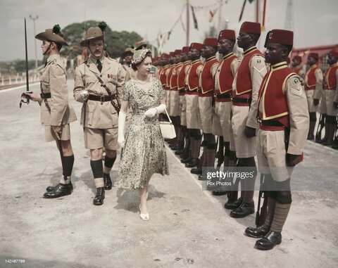 بازدید الیزابت دوم از نیروهای مرزی سلطنتی غرب آفریقا، در فرودگاه کادونا، نیجریه، ۲ فوریه ۱۹۵۶
