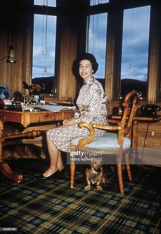 ملکه الیزابت دوم در اتاق کارش، ۱۹۷۲.