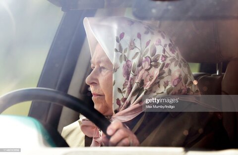الیزابت دوم در روز سوم نمایشگاه سلطنتی هوم پارک، سوار ماشین رنج روور خود. ۲۰۱۹، انگلستان.