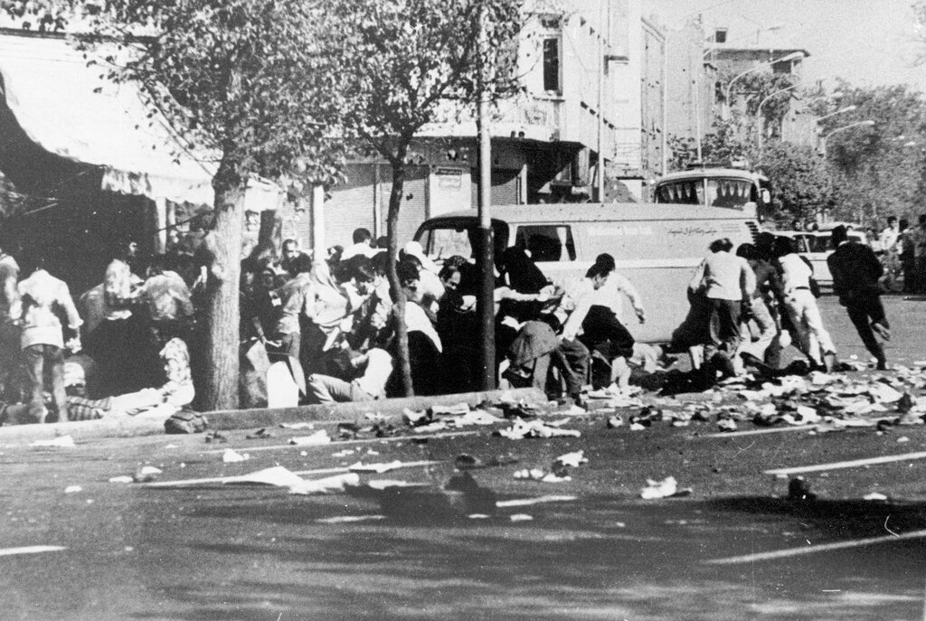 تصاویر | در جمعه خونین تهران چه گذشت؟ | جزئیات کشتار مردم؛ روزنامه ها چه نوشتند؟