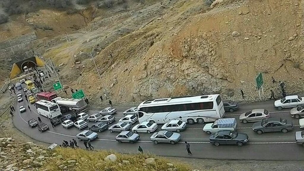 آخرین وضعیت ترافیکی راههای کشور | ترافیک سنگین در محور ایلام - مهران، هراز و فیروزکوه ترافیک ایام مهران