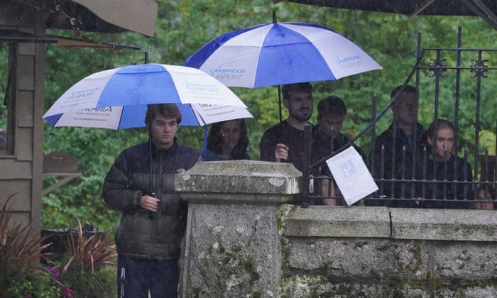 ببینید | اولین نشانههای درگذشت ملکه انگلیس؛ سفر فوری پرنس هری | تجمع مردم مقابل کاخهای سلطنتی