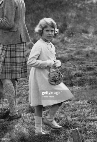 ملکه آینده الیزابت دوم در اسکاتلند در ۷ سالگی، ۱۹۳۳.