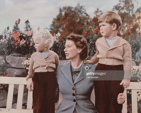 ملکه الیزابت دوم با شاهزاده چارلز ۴ ساله و پرنسس آن در محوطه قلعه Balmoral، اسکاتلند. سپتامبر ۱۹۵۲