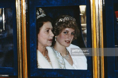 دایانا و ملکه در مراسم افتتاحیه پارلمان در لندن، نوامبر ۱۹۸۲ شرکت کردند. دایانا یک کت خز سفید و تاج اسپنسر پوشیده است.