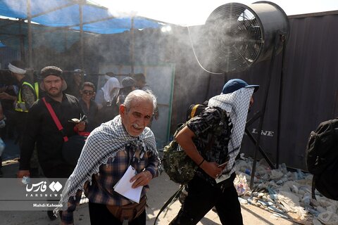 تصاویر آب‌پاشی در عراق به روی مردم