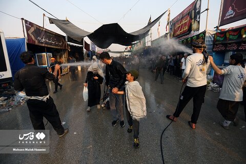 تصاویر آب‌پاشی در عراق به روی مردم