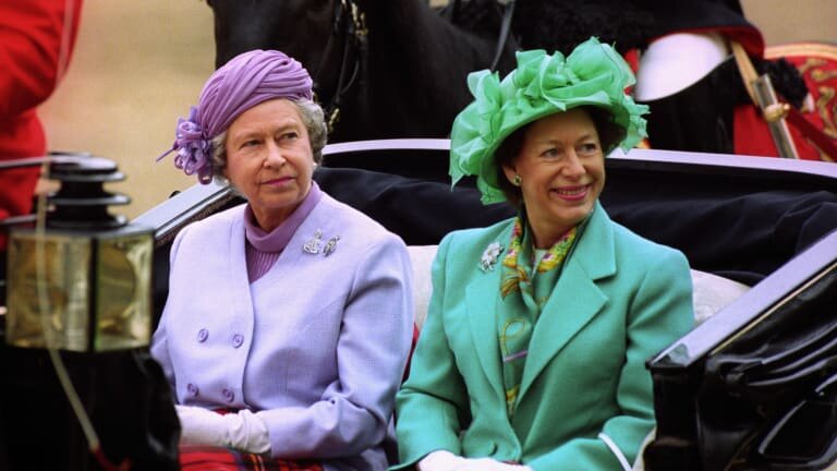 ملکه الیزابت دوم و خواهرش مارگارت