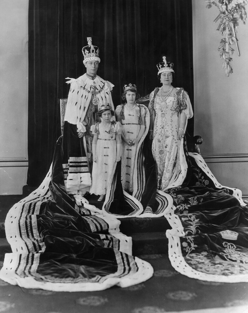 تصاویری دیده نشده از کودکی و والدین ملکه الیزابت | خواهر ملکه درگذشته انگلستان کجاست؟