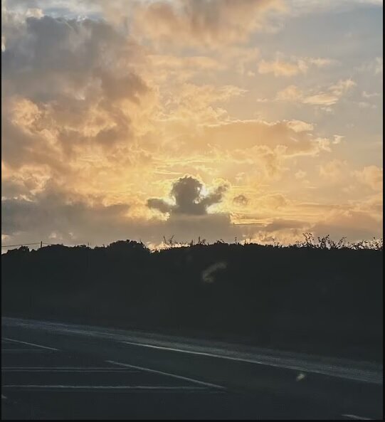 تصویر ملکه انگلیس در آسمان پیدا شد | اکتشاف دیلی میل را ببینید