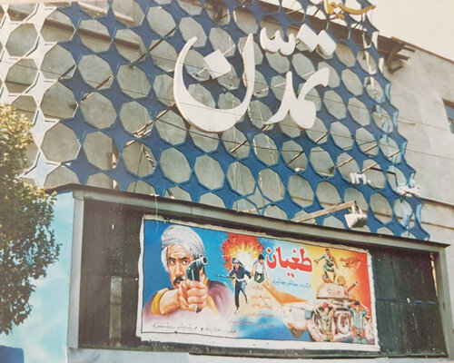 تماشای ورود روسها زیر آسمان پرستاره ونک در اتومبیل | اکران فیلم در درایوین همزمان با سینماهای امریکا