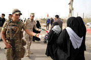 تصاویر دیدنی و پر بازدید کمک سرباز عراقی به زائر سالمند ایرانی