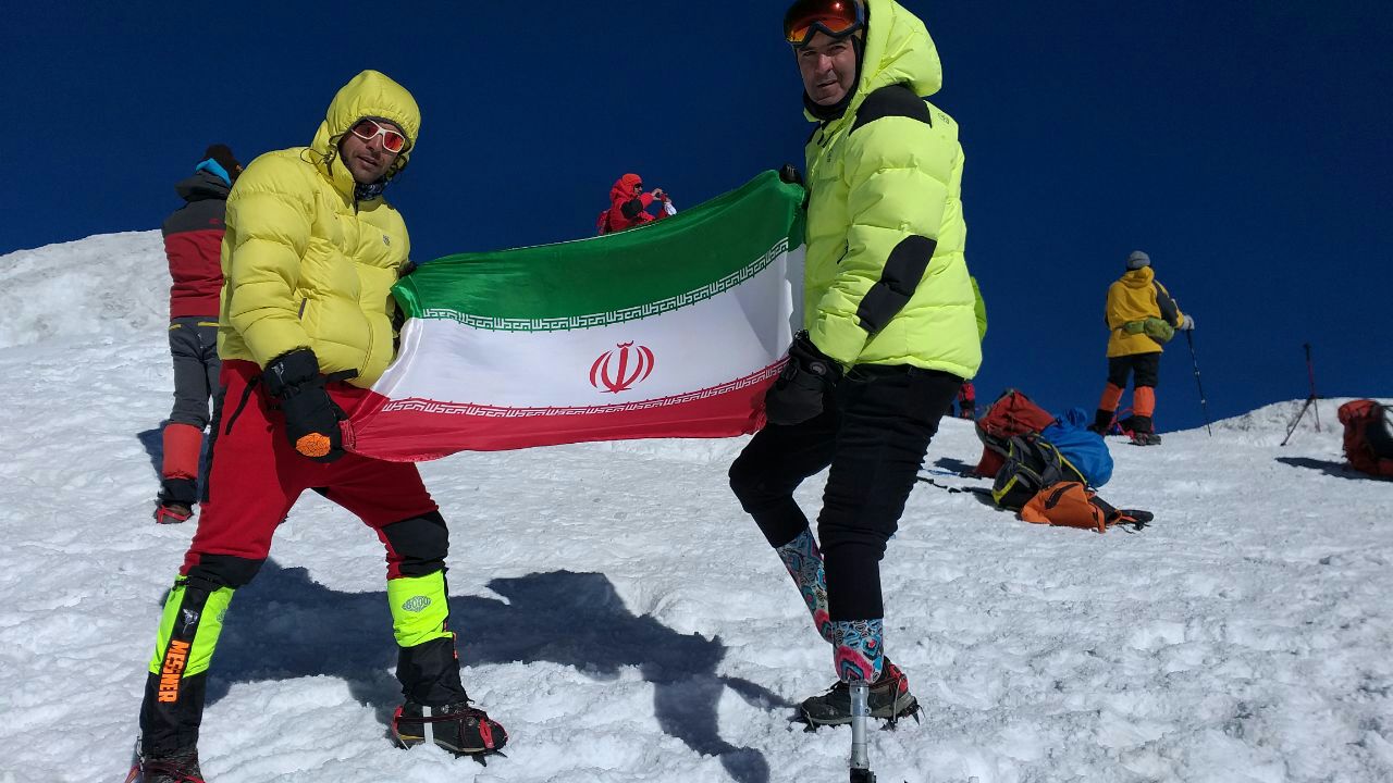 فیلم و تصاویر | مردی که بدون پا قله دماوند را فتح کرد و مثل باد می‌دود! | توانایی‌های خارق‌العاده این ورزشکار ایرانی را ببینید