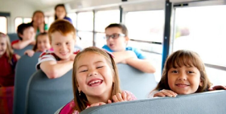 دانشآموزان در کشورهای دیگر چگونه به مدرسه میروند؟ | اتوبوس رایگان برای دانشآموزان اسپانیایی