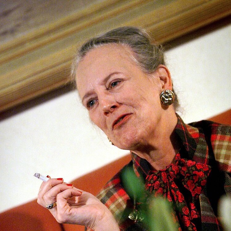 تصاویر؛ تنها ملکه جهان؛ یک سیگاری قهار | راز محبوبیت این ملکه بدآموز در غرب | مارگارت چرا در هیچ انتخاباتی رای نمی دهد؟