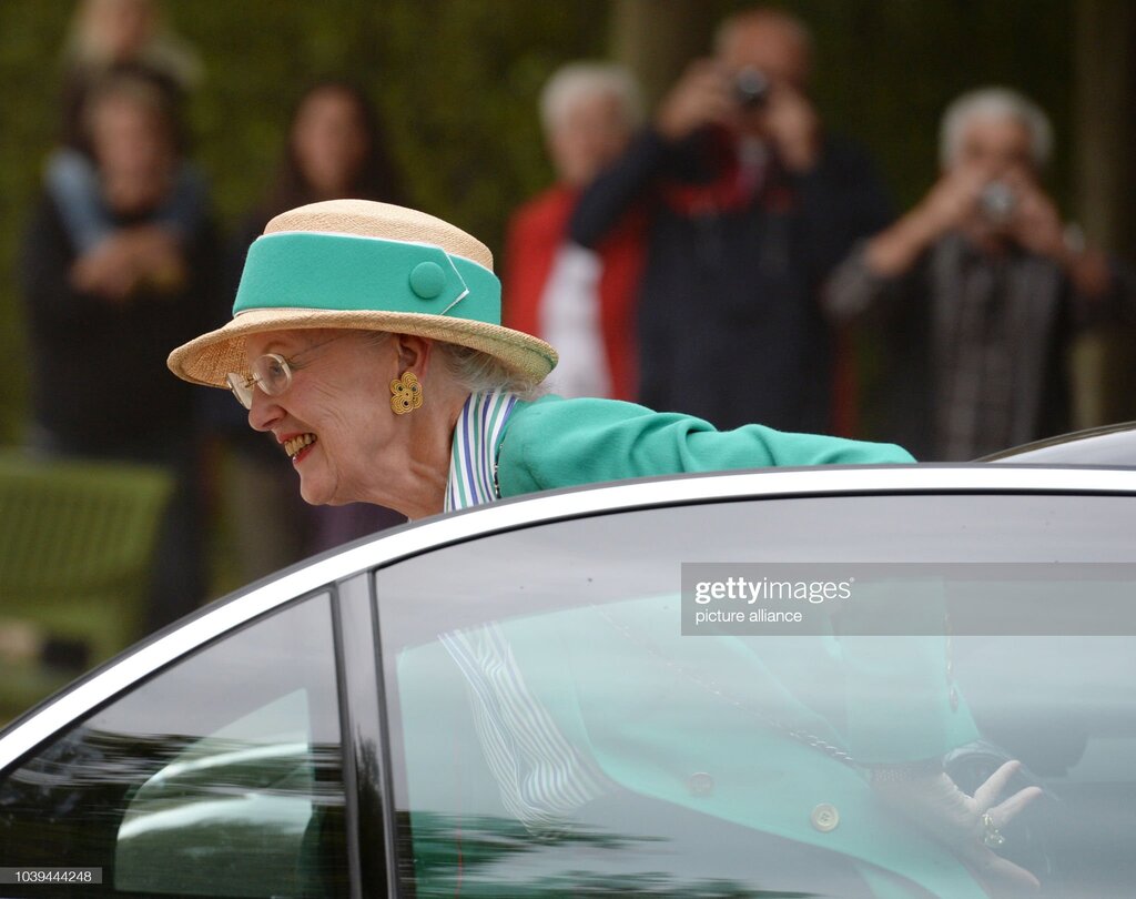 تصاویر؛ تنها ملکه جهان؛ یک سیگاری قهار | راز محبوبیت این ملکه بدآموز در غرب | مارگارت چرا در هیچ انتخاباتی رای نمی دهد؟