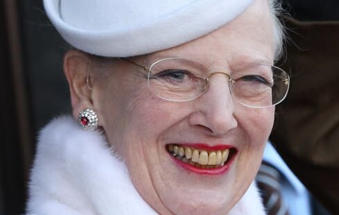 تصاویر؛ تنها ملکه جهان؛ یک سیگاری قهار | راز محبوبیت این ملکه بدآموز در غرب | مارگارت چرا در هیچ انتخاباتی رای نمی دهد؟