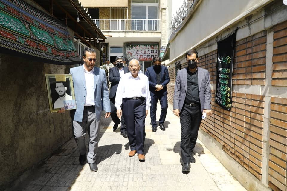 همراهی شهردار منطقه۱۳ با پدر شهید رحمانی