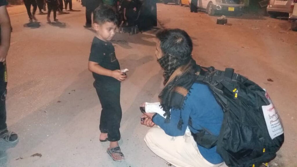 تصاویر | پذیرایی کودکان عراقی از زائران کربلا | راه کربلا باز است | نمره ۲۰ زائران به مهمان‌نوازی عراقی‌ها