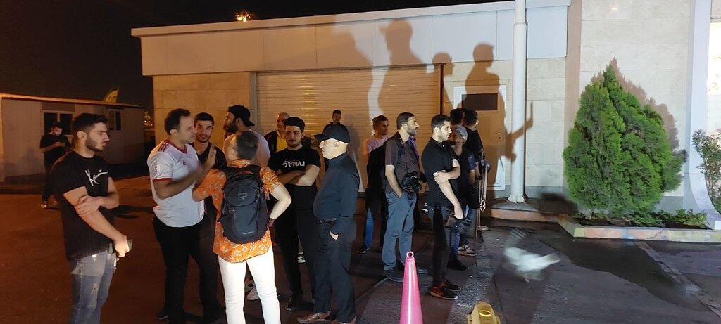 تصاویر| استقبال ویژه از کارلوس کی روش در ورود به تهران | اقدام جالب توجه یک پدر و پسر برای خوشامدگویی