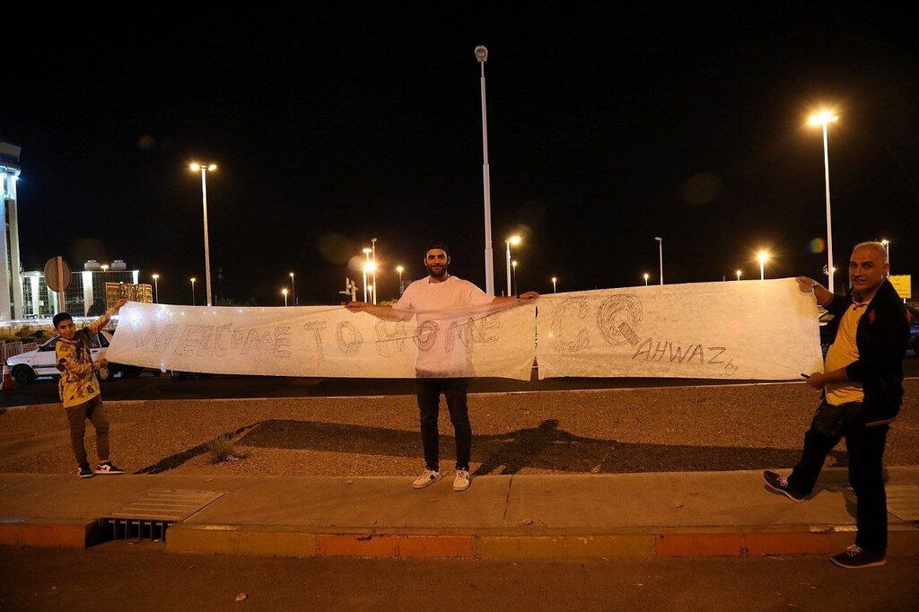 تصاویر| استقبال ویژه از کارلوس کی روش در ورود به تهران | اقدام جالب توجه یک پدر و پسر برای خوشامدگویی