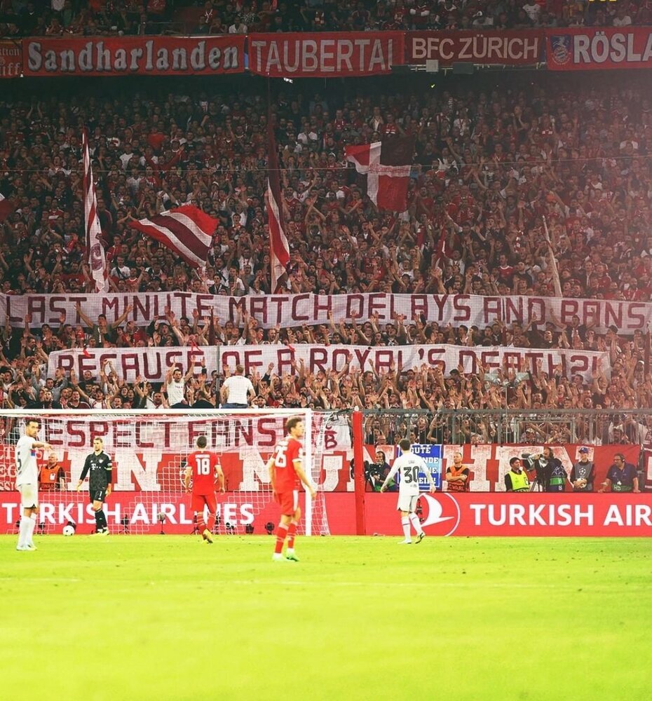 عکس | خشم فوتبالیها از خاندان سلطنتی در لیگ قهرمانان اروپا | پوستر خبرساز هواداران بایرن مونیخ در بازی با بارسلونا