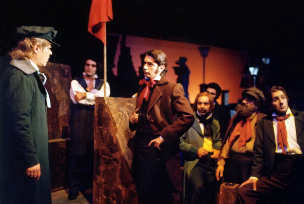 تصاویر | اولین کار حرفه ای پارسا پیروزفر را ببینید | این بازیگر معروف در یک نمایش ۳۰ نقش را بازی کرد!