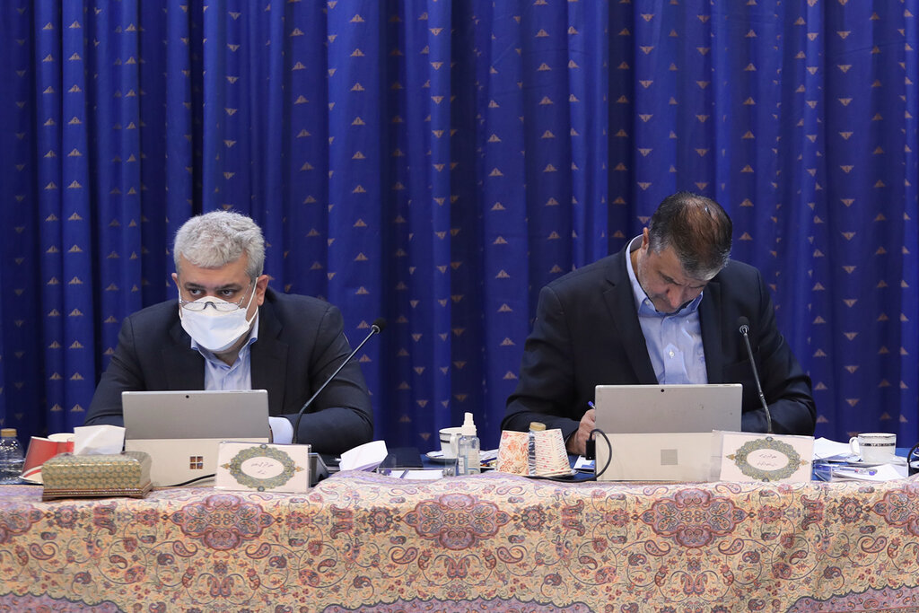 یک تصویر معنادار؛ استعفای معاون رئیسی پذیرفته نشده است؟