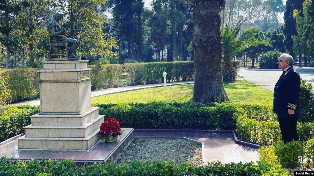 تصاویر؛ همه حاشیه های جناب سفیر | جاگاریان؛ از بازسازی توهین آمیز یک عکس تاریخی تا اظهارنظر جنجالی علیه حجاب و ممنوعیت مشروبات الکلی