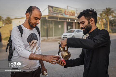 پذیرایی از زوار اربعین با قهوه عراقی