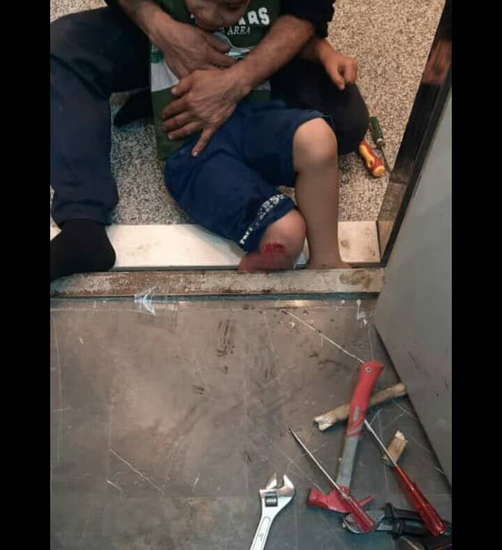 گیر افتادن یک کودک بین کابین آسانسور و دیوار