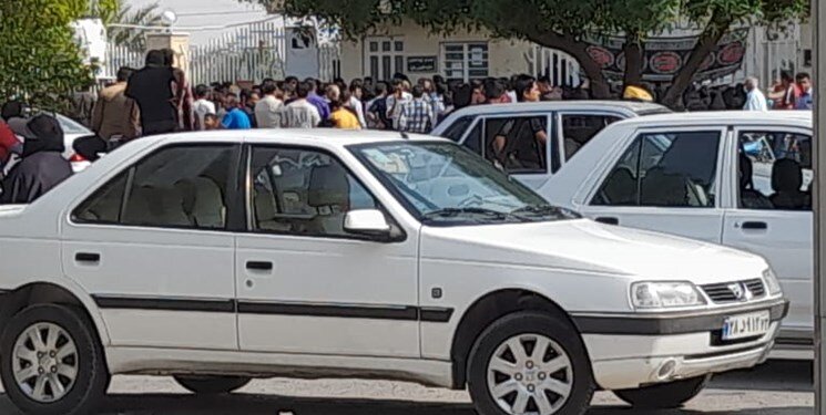 عکس | تجمع مردم در اعتراض به تعـرض و مرگ جوان زرین دشتی | ۳ متهم بازداشت شدند | تشکیل پرونده آدم ربایی و قتل تعرض به جوان زرین دشتی