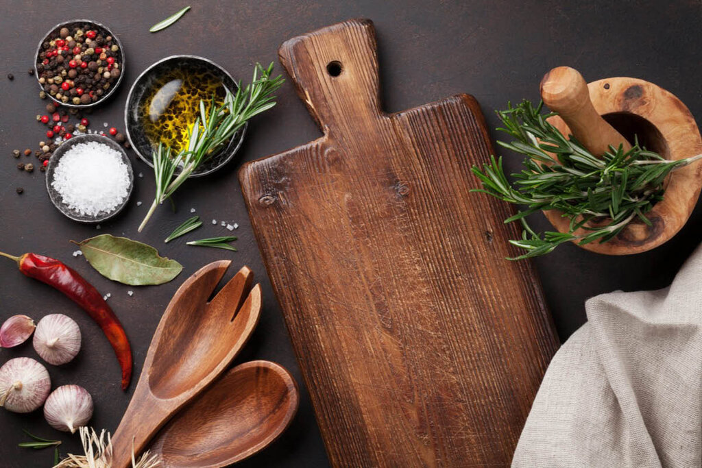 چه وقت باید به غذا نمک زد ؟ | ترفند نچسب کردن ماهیتابه با نمک