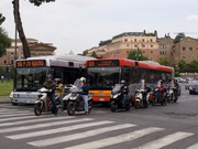 ایتالیایی‌ها خودروهای شخصی را کنار می‌گذارند | ابتکاری برای جلوگیری از تردد خودرو در مرکز شهر