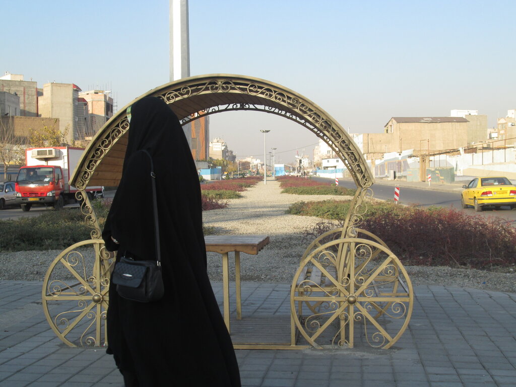 بمب انرژی سرطان را خسته کرده | برای اهالی هنوز دختر زهرا خانم هستم که دکتر شده!