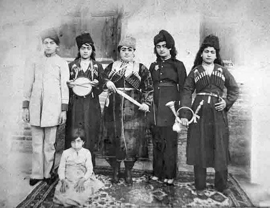 تعزیهگردانی و روضهخوانی زنان از چه زمانی باب شد؟ | نقش سوگلی شاه و دختر فتحعلی شاه در توسعه تعزیه زنانه