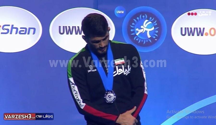 تصاویر | تلخ ترین چهره حسن یزدانی در کنار تیلور آمریکایی | شانه های افتاده پادشاه کشتی روی سکو!