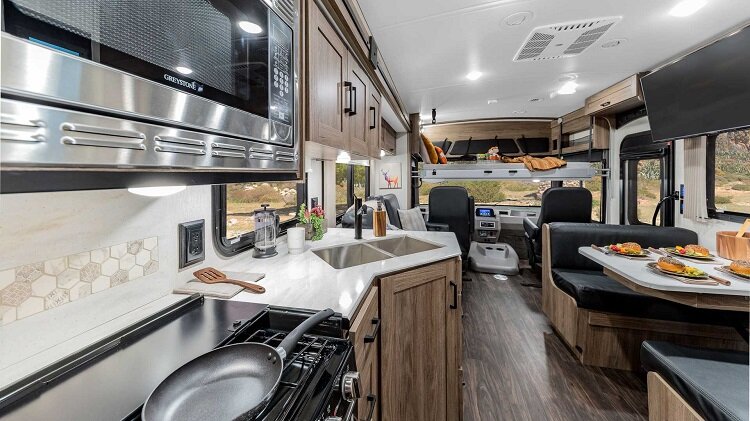 تصاویری از یک کاروان جمعوجور که ۶.۵ میلیارد تومان قیمت دارد | آشپزخانه سیار!