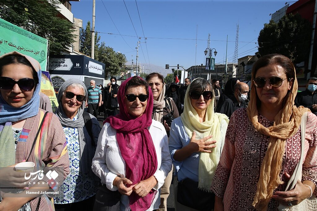 تصاویر زنان اسپانیایی در پیاده روی جاماندگان اربعین در میدان امام حسین (ع)
